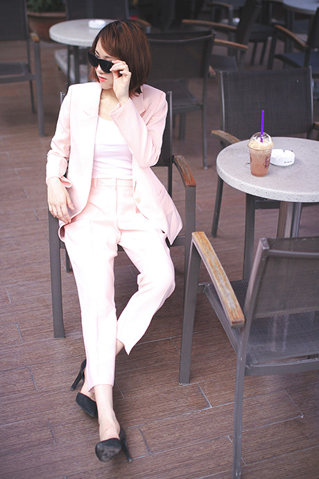 Cùng với cá tính con người gói gọn trong 3 từ “tự lập, đối đầu và quyết tâm”… Lan Anh thể hiện mình là một người trẻ đầy bản lĩnh, mạnh mẽ và khôn ngoan trên thương trường.