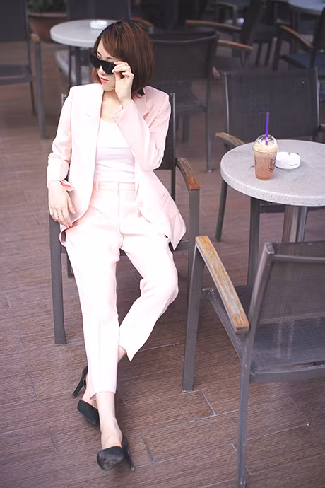 Cùng với cá tính con người gói gọn trong 3 từ “tự lập, đối đầu và quyết tâm”… Lan Anh thể hiện mình là một người trẻ đầy bản lĩnh, mạnh mẽ và khôn ngoan trên thương trường.