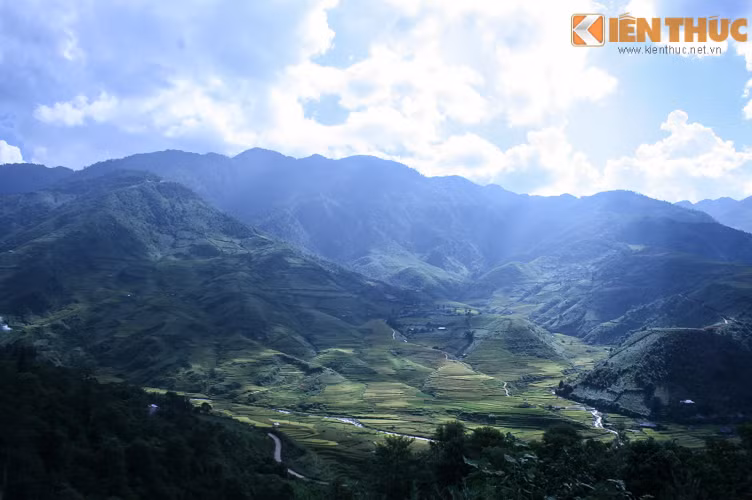 Trong hoàng hôn, chiều như tím sẫm lại trên đỉnh Khau Phạ.