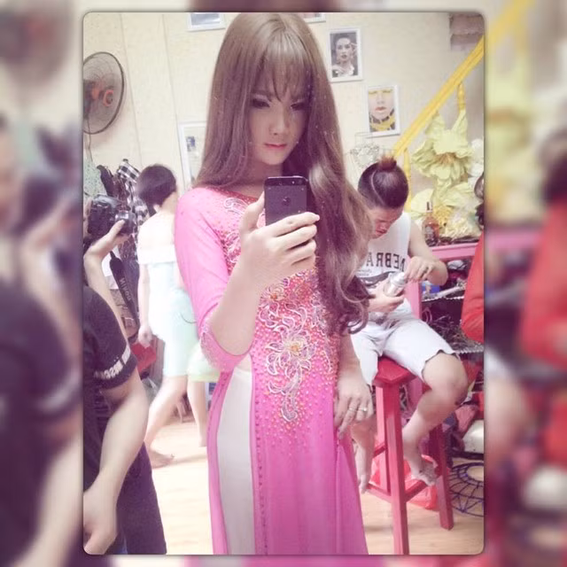 Linh Anh rất thích mặc áo dài, cô nàng từng có một số bức ảnh “tự sướng” trong trang phục áo dài, mái tóc để kiểu đơn giản khoe vẻ duyên dáng, những đường nét gợi cảm trên cơ thể khiến nhiều chị em phải ghen tị. Giống như nhiều người chuyển giới, bạn trẻ thuộc cộng đồng LGBT khác, Linh Anh luôn mong muốn có được cái nhìn cảm thông, giảm bớt kỳ thị của những người xung quanh.