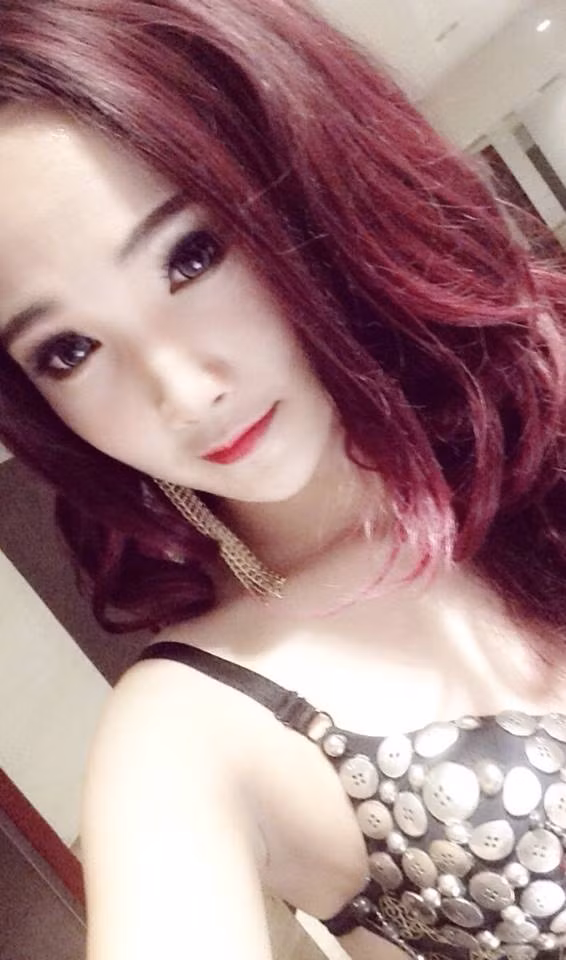 Dù là một người chuyển giới nhưng hot girl chuyển giới 18 tuổi Linh Anh luôn rất xinh đẹp và hấp dẫn. Nếu không quen biết cô nàng từ trước và gặp lần đầu, thì người đối diện cũng khá khó để nhận ra Linh Anh là người chuyển giới.