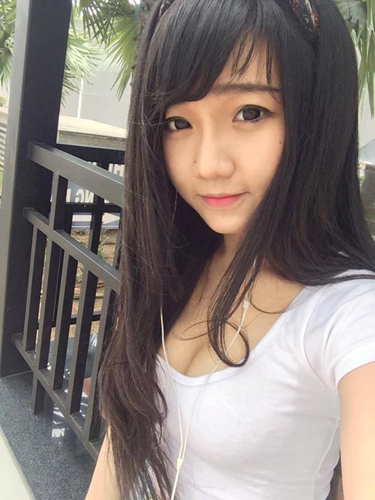 Vốn là một idol CCTalk nhưng Hải Yến vẫn tranh thủ thời gian rảnh để phụ giúp cho quán ăn của mẹ. Ngoài rửa bát, Hải Yến còn thường xuyên phụ làm đồ ăn cho khách, bưng bê và chạy việc vặt trong cửa hàng.