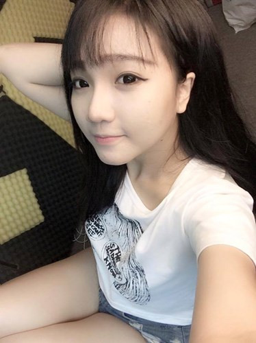Có ngoại hình rất xinh xắn và khá tiểu thư, tuy nhiên ít ai biết hot girl rửa bát 9X Hải Yến lại là một cô nàng từng trải từ sớm. Gia đình khó khăn nên Hải Yến đã bắt đầu biết kiếm tiền, tự lập từ năm 14 tuổi, từng làm qua nhiều công việc rất vất vả.