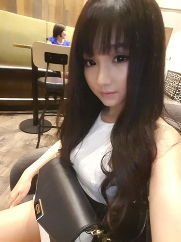 Chia sẻ về công việc của mẹ, Hải Yến cho biết hiện mẹ cô đang mở hàng bán cháo lươn, bún mắm, miến gà… Bạn bè thân cũng hay gọi 9X Tây Nguyên xinh đẹp này là Yến “cháo lươn” cũng vì lý do này.