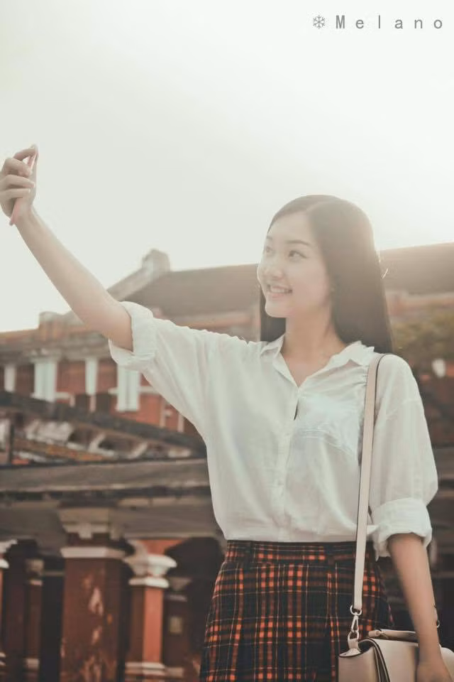 Ngắm nhan sắc nàng thơ xứ Huế gây thương nhớ trong clip của Bộ Ngoại giao.