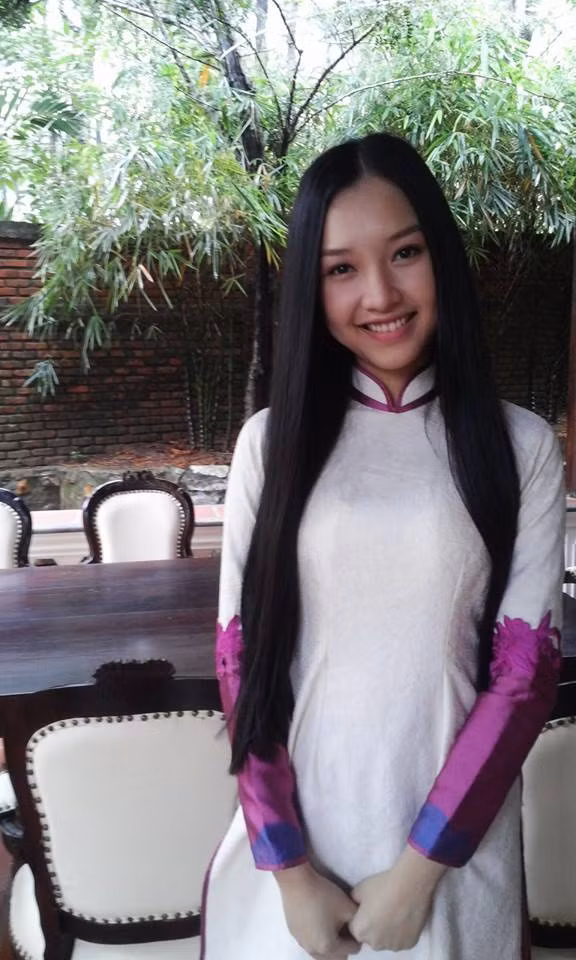 Sở dĩ Ngọc Trân được gọi là “Nàng thơ xứ Huế” bởi trong clip cô xuất hiện trong trang phục áo dài mang phong cách cung đình, đầy vẻ trang nhã, quý tộc của con gái Huế thời xưa. Bản thân Ngọc Trân cũng rất vui, hạnh phúc khi được gọi bằng cái tên này.