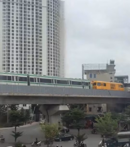 Ngo ngang doan tau chay tren tuyen duong sat Cat Linh-Ha Dong