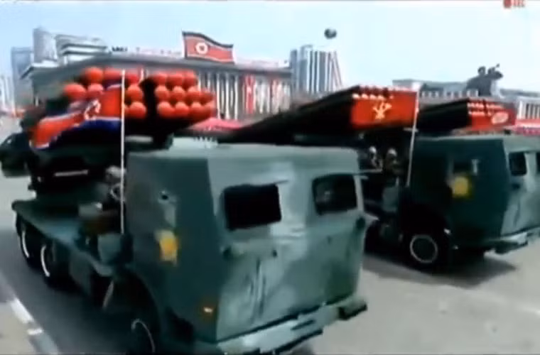 Ngoài các bệ phóng tên lửa đạn đạo, Triều Tiên giới thiệu hai mẫu pháo phản lực mới: một loại có thể là phiên bản cải tiến pháo phản lực 240mm; một loại nhìn khá giống pháo phản lực 300mm KN-09 được thử nghiệm trong năm 2016 với kết quả tốt. Nguồn ảnh: KCTV