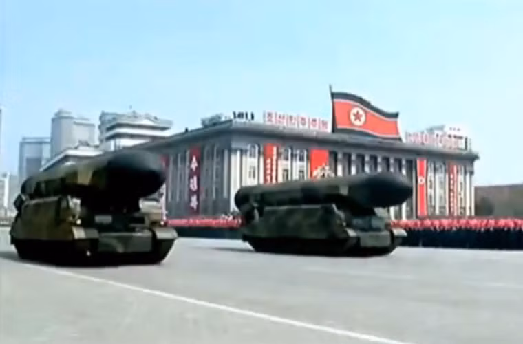 Đây có thể là phiên bản phóng từ mặt đất của tên lửa đạn đạo tầm trung Pukguksong-2. Loại này cũng đã được Triều Tiên thử nghiệm vào đầu năm nay. Nguồn ảnh: KCTV