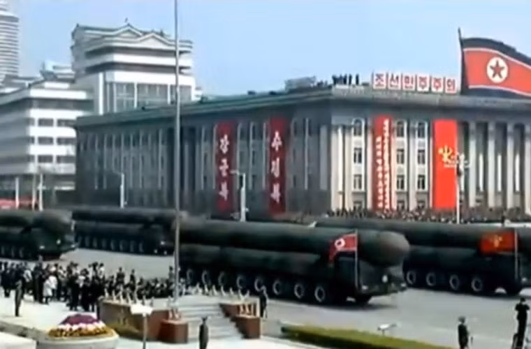 Cuộc duyệt binh 15/4/2017 cũng lần đầu tiên giới thiệu mẫu tên lửa đạn đạo liên lục địa có hình dáng khá giống mẫu Topol-M của Nga. Nguồn ảnh: KCTV