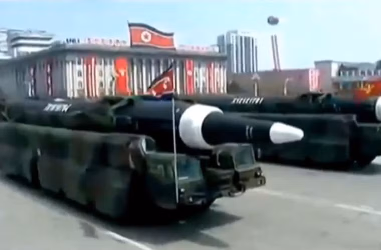 Loại tên lửa đạn đạo có kích thước khá lớn, có khả năng bắn vượt đại châu được đặt trên khung bộ tự hành bọc thép kín hai bên hông. Loại này lần đầu tiên xuất hiện trong duyệt binh Triều Tiên. Nguồn ảnh: KC