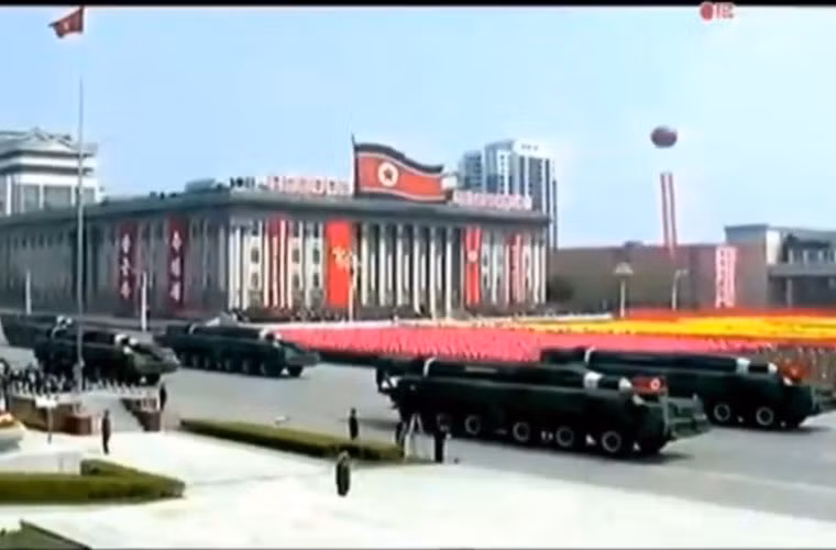 Bệ phóng tự hành tên lửa đạn đạo tầm trung Musudan hay là Nodong-B có tầm bắn khoảng 2.500-4.000km. Nguồn ảnh: KCTV