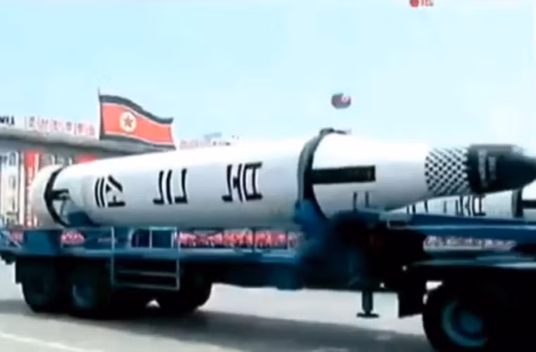 Rất nhiều “gương mặt” mới xuất hiện trong đội hình hệ thống tên lửa chiến lược dự duyệt binh của Quân đội Triều Tiên. Trong ảnh, tên lửa đạn đạo phóng từ tàu ngầm Pukguksong-2 lần đầu tiên xuất hiện trong duyệt binh. Nguồn ảnh: KCTV