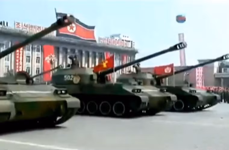 Đội hình pháo tự hành không rõ kiểu loại, được trang bị pháo cỡ 130mm. Nguồn ảnh: KCTV