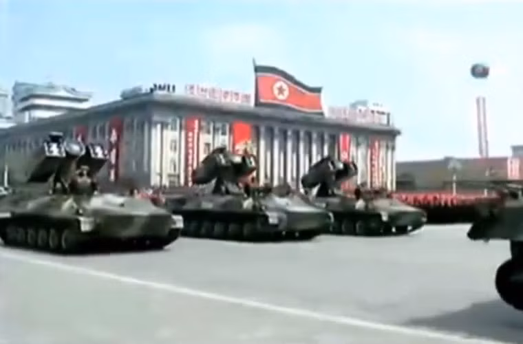 Tổ hợp tên lửa phòng không tự hành mang dáng dấp loại 9K35 Strela-10 của Liên Xô, nhưng có vẻ như đã được Triều Tiên sản xuất cải tiến. Nguồn ảnh: KCTV