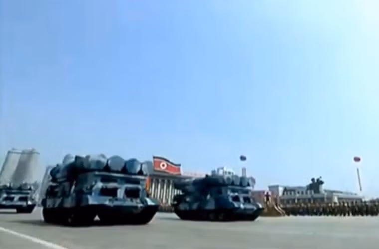 Một mẫu tên lửa phòng không mới không rõ kiểu loại lần đầu tiên được Triều Tiên giới thiệu. Nó có dáng dấp với xe mang phóng TEL của tổ hợp tên lửa phòng không/phòng thủ S-300VM. Nguồn ảnh: KCTV