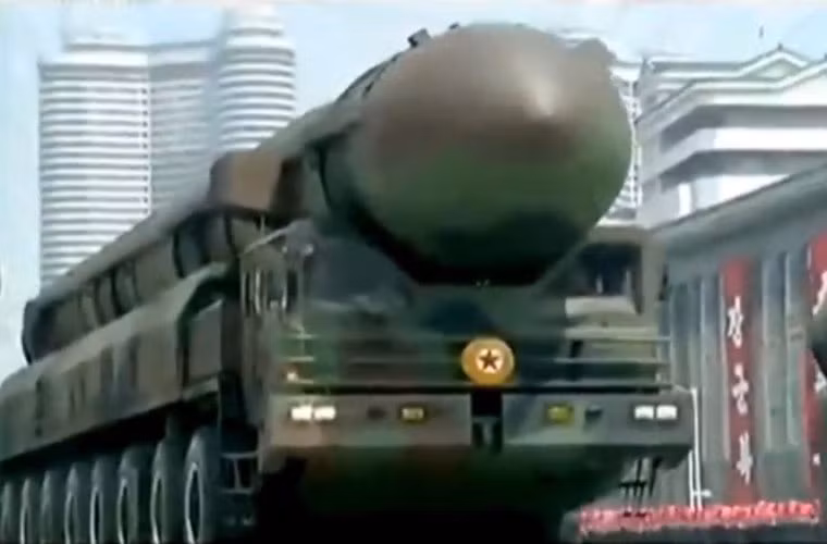 Tên lửa đạn đạo nhìn “khổng lồ” như mẫu RS-24 Yars của Nga. Nguồn ảnh: KCTV