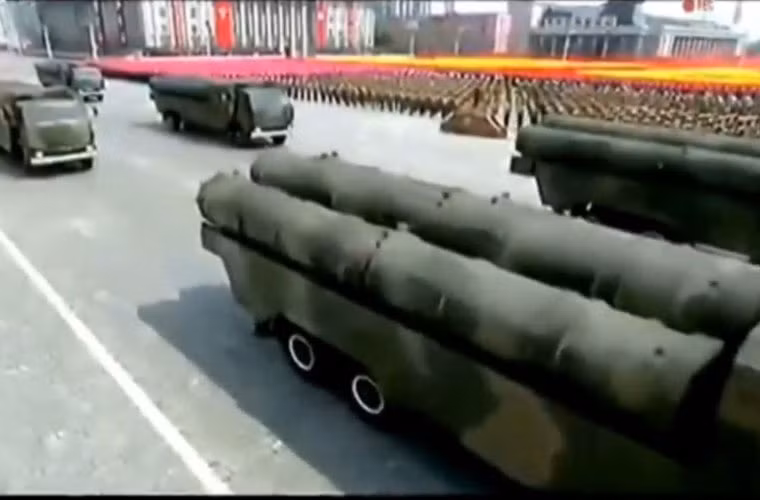 Xe phóng tự hành tên lửa phòng không tầm xa KN-06 do Triều Tiên sản xuất theo mẫu S-300. Nguồn ảnh: KCTV