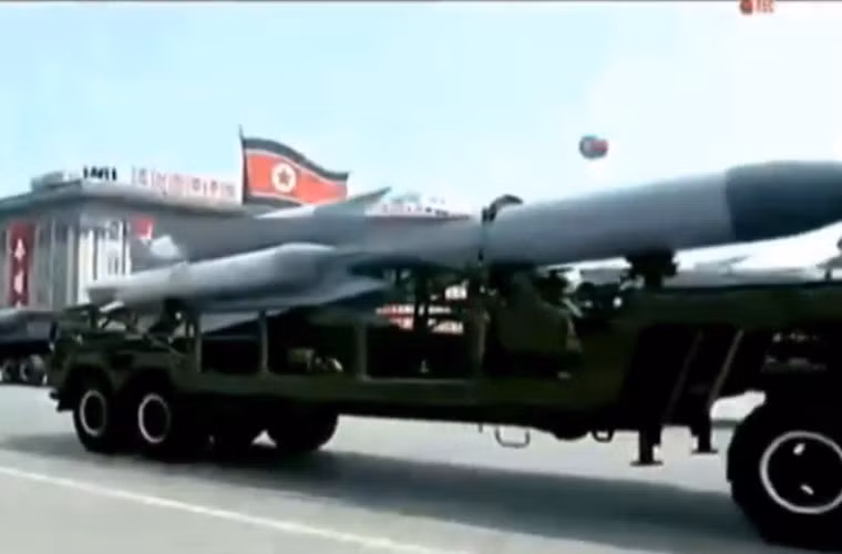 Xe chở đạn tổ hợp tên lửa phòng không S-200. Nguồn ảnh: KCTV