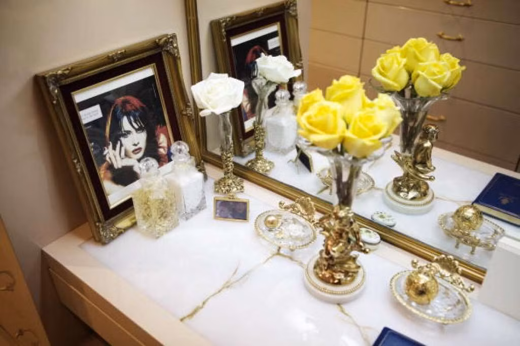 Bàn trang điểm của bà Melania Trump ấn tượng với nhiều món nội thất nhỏ nhắn bằng vàng khối. Ảnh: Popsugar.