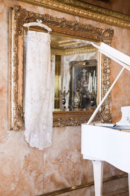 Chiếc váy do chính tay Christian Dior thiết kế từ những năm 1950 trí giá 1,2 tỷ đồng. Ảnh: Elle.