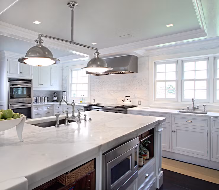 Thuộc tính hòa nên tuyệt đối không đặt lò vi sóng đối diện hoặc gần kề với các yếu tố thủy như vòi nước, bồn rửa chén bát...Ảnh: Decorpad.