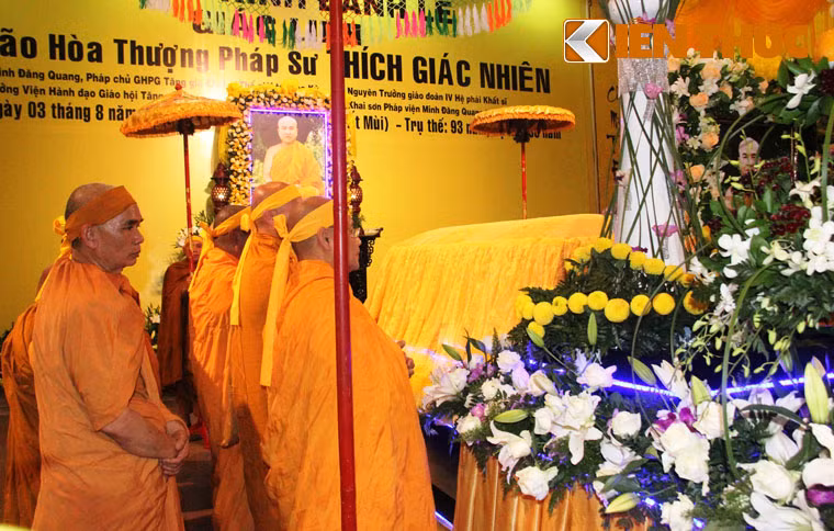 Các môn đồ đệ tử thọ tang bên kim quan Đại lão Hoà thượng.