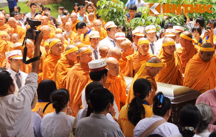 Đại lão Hoà thượng Thích Giác Nhiên viên tịch tại Tổ đình Minh Đăng Quang, Hoa Kỳ lúc 22h30 ngày 3/8 (nhằm ngày 19/6 Ất Mùi), thọ 93 tuổi.