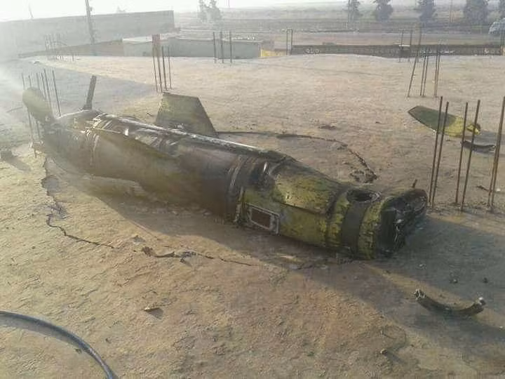 Theo mạng SyriaL, Quân đội Syria đóng ở căn cứ Kweres vừa thực hiện một cuộc không kích phiến quân IS ở thị trấn Maskana, phía Đông tỉnh Aleppo bằng tên lửa đạn đạo Tochka. Trong ảnh, phần động cơ tên lửa còn sót lại sau vụ tấn công - khi bắn tới mục tiêu, động cơ tự tách khỏi thân và rơi xuống đất còn đầu đạn đánh vào mục tiêu định sẵn. Nguồn ảnh: SyriaL