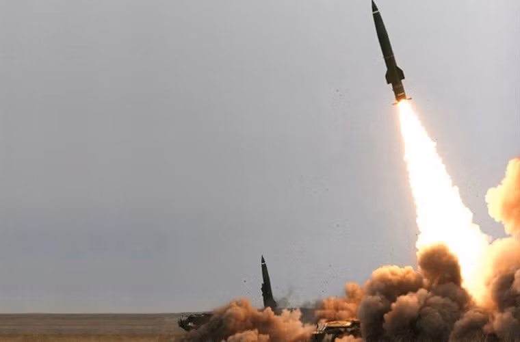 Quân đội Syria hiện là một trong 10 quốc gia được trang bị tổ hợp tên lửa đạn đạo OTR-21 Tochka do Liên Xô sản xuất. Ước tính, họ có trong tay khoảng 12 bệ phóng cùng 100 quả đạn tên lửa. Nguồn ảnh: farsnew