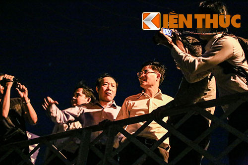 Thứ trưởng Bộ GTVT Nguyễn Hồng Trường trực tiếp đến hiện trường vụ sập cầu để kiểm tra, chỉ đạo công tác khắc phục.