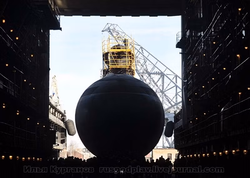 Theo truyền thông Nga, hôm 18/3, tàu ngầm Kilo 636 mang tên Veliky Novgorod (B-268) được đóng theo đơn hàng của Hải quân Nga đã được hạ thủy tại nhà máy đóng tàu Admiralty Verfi. Nguồn ảnh: rusopodplav.livejournal.com