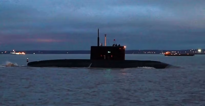 Hỏa lực của tàu ngầm Kilo trang bị cho Hải quân Nga gồm ngư lôi chống ngầm, chống hạm nổi và đặc biệt là tổ hợp tên lửa hành trình Kalibr-PL. Nguồn ảnh: rusopodplav.livejournal.com