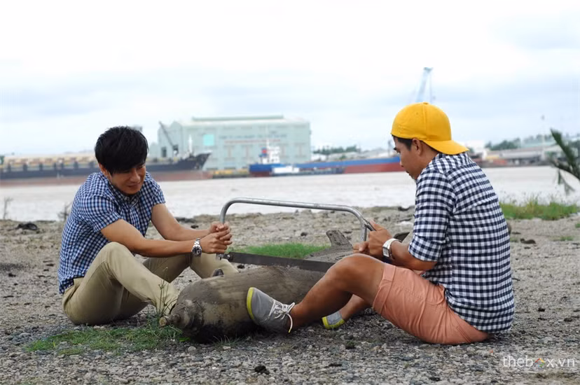 Hình ảnh phản cảm trong MV của Lý Hải quay cảnh “cưa bom”.