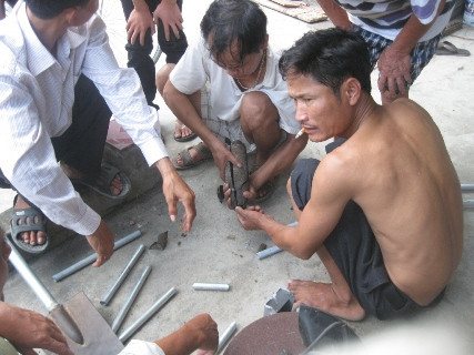 Có nhiều người đã bỏ mạng khi cố gắng đào bom, nhiều người thoát chết nhưng thân thể không còn nguyên vẹn. Có người bị mất đi cánh tay, có người bị mất đi đôi chân, những người khác thì phải chịu đau đớn cả đời với những vết thương ở đầu, ở ngực.