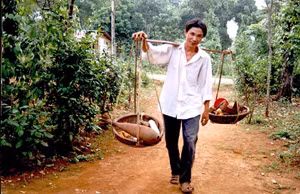 Mối nguy hiểm này không chỉ đến từ nghề đào bom mìn mà còn ở cả việc thu mua bom mìn. Bom mìn sau khi đào được sẽ được người dân bán cho các cơ sở thu mua. Có những quả bom không phát nổ trong quá trình đào mà lại phát nổ đúng lúc được thu mua, khiến người thu mua không khỏi bàng hoàng. May mắn thì họ thoát chết, không may thì bị thương hoặc thậm chí tử vong. Ảnh: Kinh doanh – Pháp luật