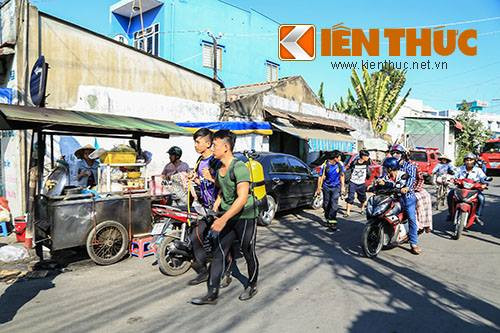 Lực lượng người nhái được triển khai tới hiện trường vụ sập cầu Ghềnh.