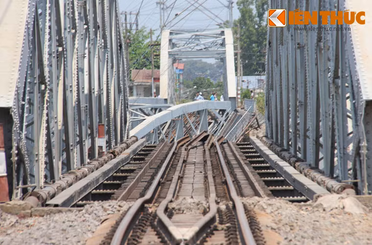 Vụ sầu cầu đã khiến tuyến đường sắt Bắc - Nam tạm thời tê liệt.