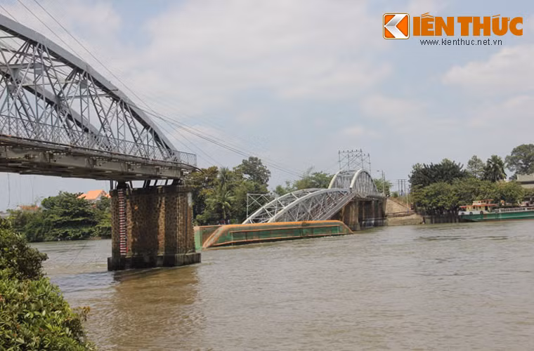 Sà lan lật úp sau vụ tông cầu.