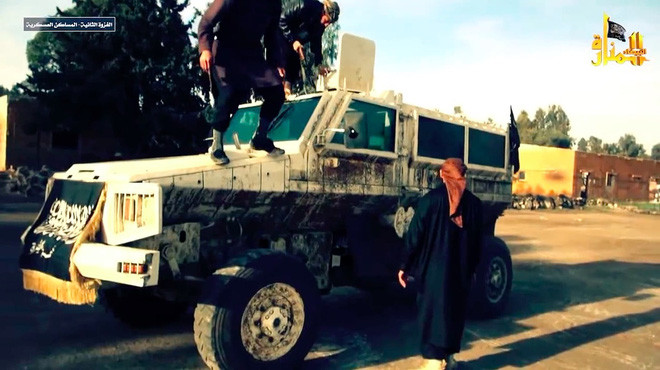 Nhưng nỗi kinh hoàng về IED tại Trung Đông chưa dừng lại ở những quả bom ven đường, những thứ này chỉ có thể dùng để phục kích những đoàn xe, nhưng nó không đáp ứng nguyện vọng của lực lượng khủng bố giàu tham vọng; cao cấp hơn, những IED phi tiêu chuẩn này, đã biến thành những thiết bị nổ tự sát (SVBIED) hay còn gọi là các xe bom.