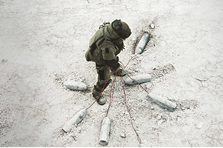 Những IED có thể chế tạo theo phương pháp cổ xưa nhất là bằng thuốc nổ đen, đóng vào chai và gài ven đường, tuy nhiên những IED này khó gây thiệt hại. Những IED này phần lớn do những kẻ khủng bố nghiệp dư, chưa được đào tạo qua các lớp nghiệp vụ quân sự.