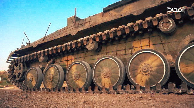 Không chỉ dùng các loại xe bán tải để biến thành các SVBIED, lực lượng khủng bố IS còn dùng những chiếc xe tăng T-54 hoặc T-62, được bỏ tháp pháo và chứa đầy thuốc nổ; trong chiến đấu, những chiếc xe bom này rất khó phá hủy, chúng thường được lực lượng IS sử dụng làm phương tiện mở cửa, đánh chiếm đầu cầu, gây nhiều thiệt hại cho Quân đội Iraq và Quân đội chính phủ Syria.