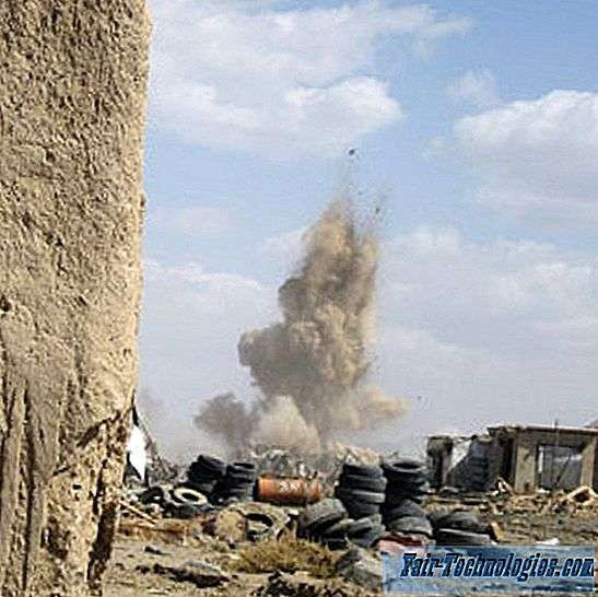 Thiết bị nổ tự chế, tên viêt tắt tiếng Anh là IED, cũng giống như cái tên của nó, nó có thể được chế tạo và kích nổ bằng một phương pháp từ đơn giản đến rất hiện đại; những IED này, thông thường sẽ được đặt trên đường, nơi mục tiêu thường đi qua. Do đó, IED còn được gọi là "bom bên đường".