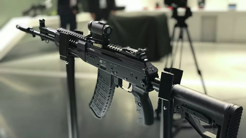 Ngoài ra, AK-12 còn được trang bị những thiết bị dành riêng cho các lực lượng đặc nhiệm, đòi hỏi độ cơ động và đánh địch chợp nhoáng thì báng súng AK-12 có thể thay đổi chiều dài bằng cách rút gọn lại, thay vì kiểu báng gấp như AKS-74 hay AK-101A phiên bản sử dụng cho Thủy quân lục chiến và Hải quân đánh bộ Nga.