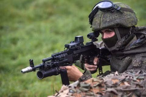 Theo các nguồn tin từ Bộ Quốc phòng Nga, hiện đã có rất nhiều quân đội các nước quan tâm đến phiên bản súng trường hiện đại AK-12. Các hợp đồng đã ký lên đến 2 triệu khẩu và trong tương lai sẽ còn tiếp tục tăng.