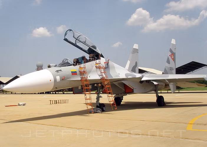 Nguồn tin giấu tên cho biết, hai máy bay Mỹ không có tín hiệu nhận dạng cất cánh từ một căn cứ quân sự ở Puerto Rico và tiếp cận biên giới Venezuela, khiến không quân nước này phải có hành động phản ứng.