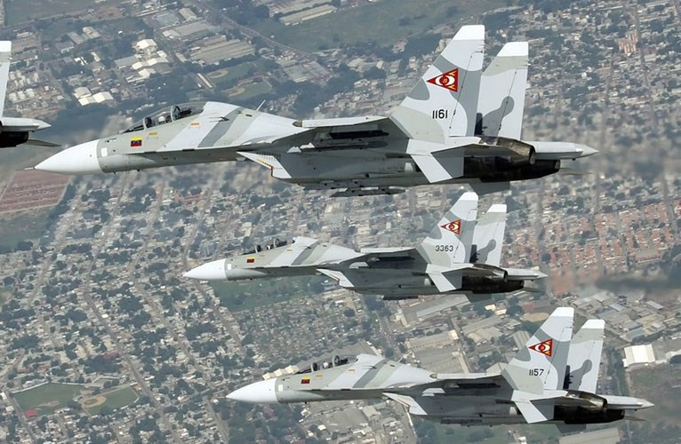 Ở chế độ tác chiến đối không, radar của Su-30MK2 có thể theo dõi 10 mục tiêu và điều khiển tên lửa tiêu diệt 2 mục tiêu (1 xa và 1 gần) cùng lúc.