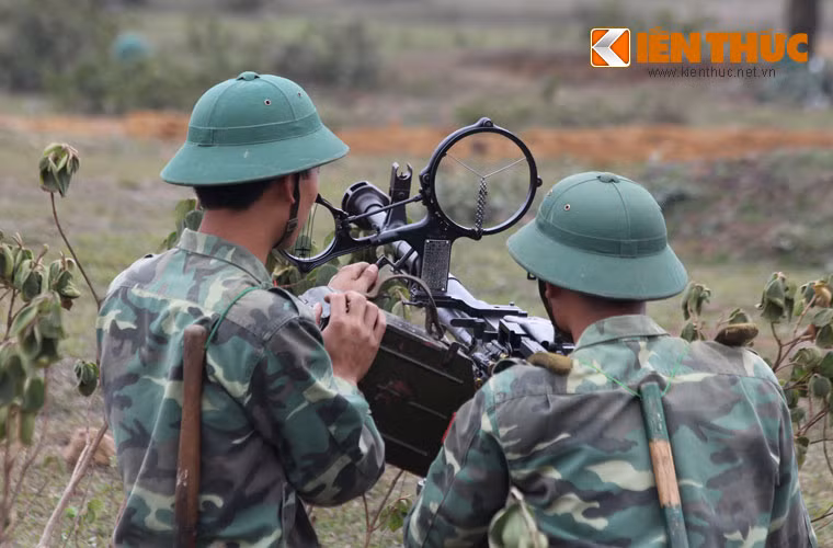 DShK 12,7mm nặng 34kg, dài 1,62m, chiều dài nòng 1,07m, dùng đạn cỡ 12,7x108mm đạt tốc độ bắn 600 phát/phút, tầm bắn hiệu quả 1.000m, xa nhất đến 2.000m. Ảnh: Anh Sơn