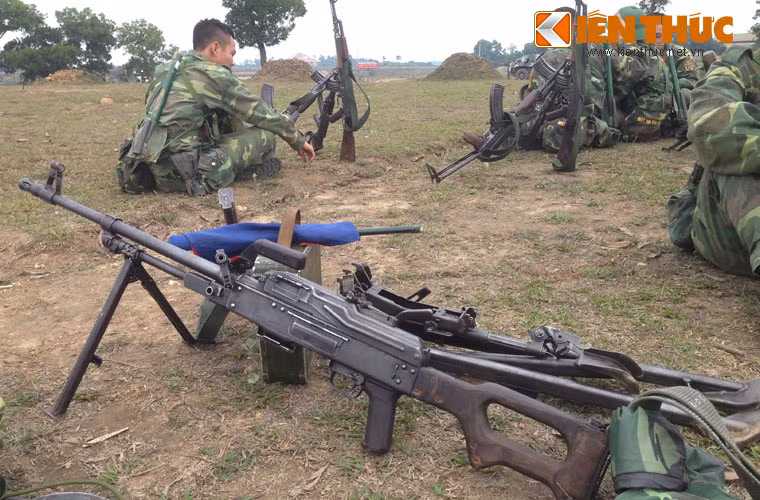 Trong ảnh là đại liên PKM, nó được Liên Xô sản xuất từ những năm 1960 với trọng lượng 7,5kg khi không có đạn (súng và chân chống chữ V), dài 1.192mm, chiều dài nòng 645mm. Súng sử dụng hệ thống nạp đạn bằng khí nén, chỉ có chế độ tự động, bắn với bolt mở, làm mát bằng không khí và có thể thay nòng nhanh chóng. Loại súng này hiện được trang bị tới cấp tiểu đội bộ binh trong QĐND Việt Nam. Ảnh: Anh Sơn