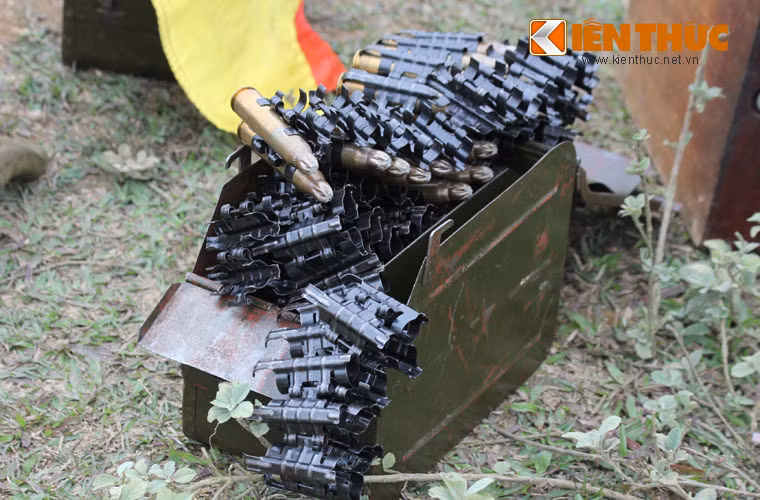 Hộp tiếp đạn dây của đại liên PKM, nó dùng đạn 7,62x54mmR với tầm bắn 100-1.500m tùy thước ngắn, tốc độ bắn 650-850 phát/phút. Ảnh: Anh Sơn